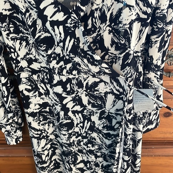NWT Lush Women’s Black And Cream Wrap Dress Size Large - Picture 5 of 12